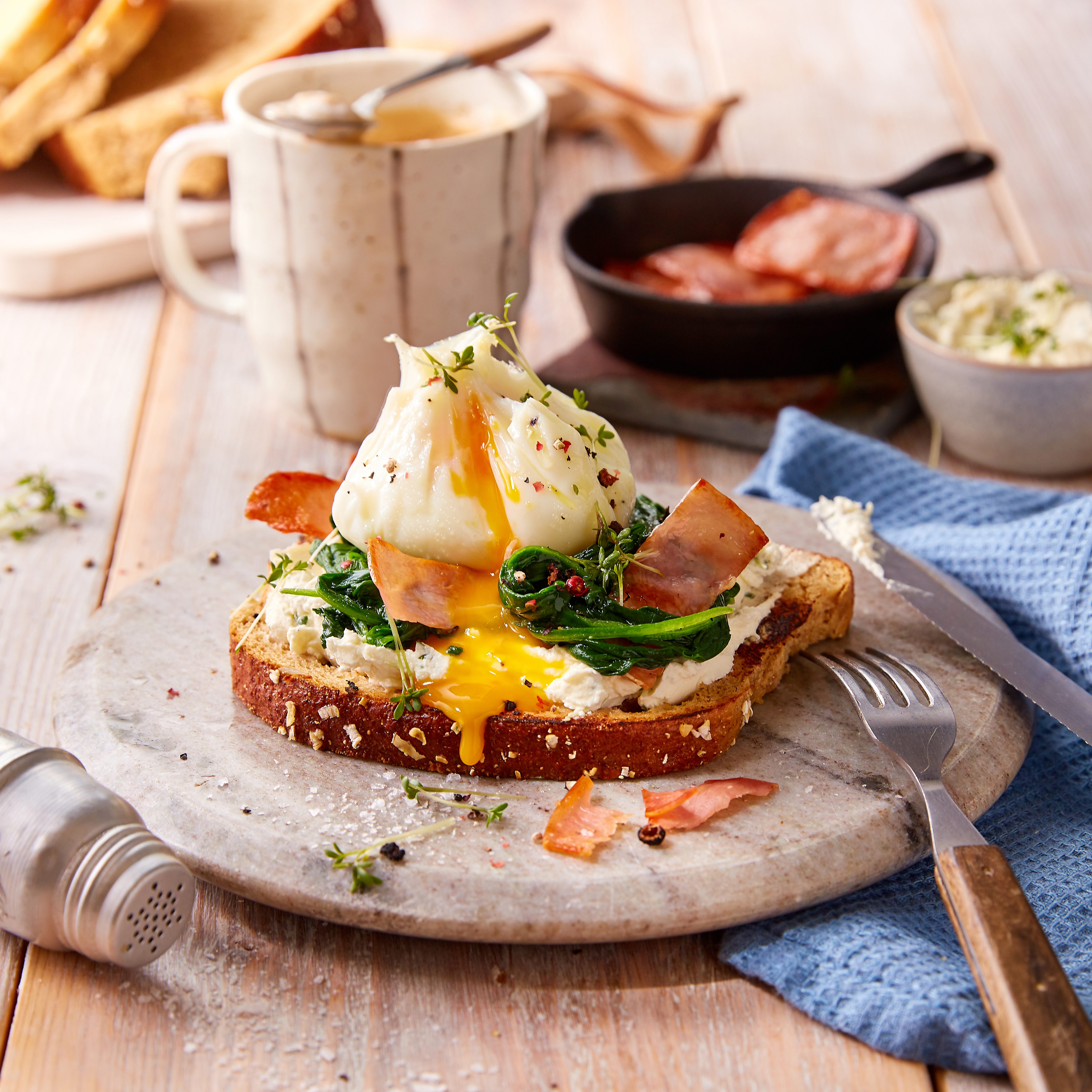 Frühstücks BRÖD mit krossem Puten Bacon