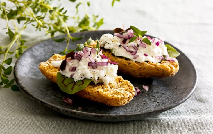 Skorpor med keso, rödlök & groddar - Skorpor - Recept | Pågen